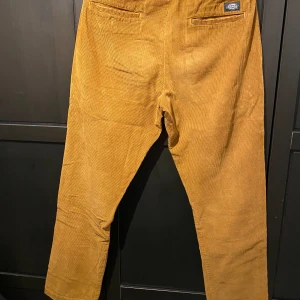 Bruna manchesterbyxor från Dickies - Säljer ett par snygga bruna manchesterbyxor collab med Dickies och Carlings. Perfekta för höst och vinter, och de ger en skön retrovibe.                    Storlek 31x32.                                                                               Sparsamt använda/Gott skick