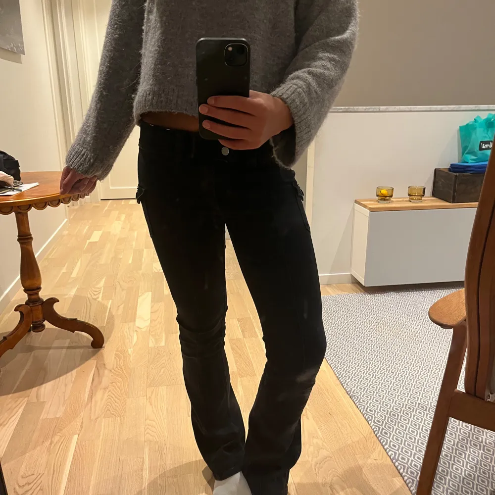 Säljer dessa jätte snygga svarta low waist jeans!💕 . Jeans & Byxor.