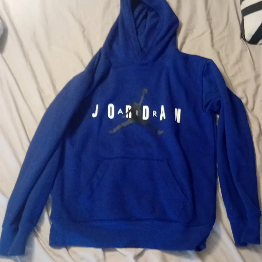 Hej säljer en jättefin mörkblå jordan hoodie som är köpt från jd sports för längessen för 700-800 tror jag iaf runt de priset . Hoodies.