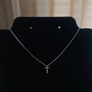 Silverhalsband med kors -  ett stilrent silverhalsband med ett enkelt korshänge. Perfekt för både vardag och finare tillfällen💓💓