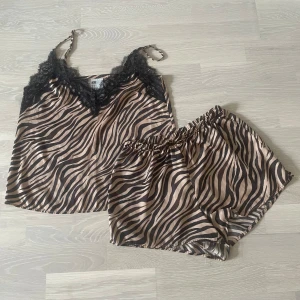Pyjamassätt  - Säljer detta jättefina pyjamassätt ifrån H&M i storlek xs💕hör av er för fler bilder och info. Pris kan diskuteras!