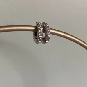 Milano örhängen ti sento  - Jag säljer ett par Ti Sento milano örhängen 7210ZI eftersom de inte kommer till användning längre för jag har bytt till guld smycken ordinarie pris är 1 200 kr 💘