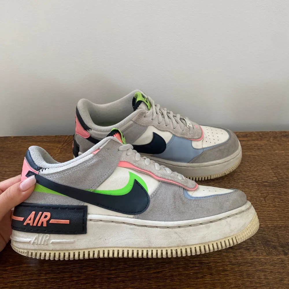 Snygga Nike Air Force Shadow. I bra men använt skick, inte tvättade på bild.. Skor.