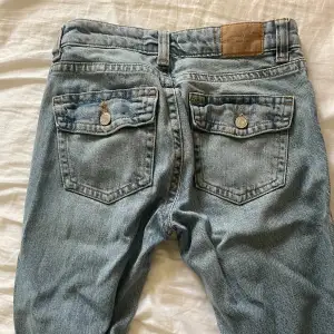 Säljer dessa super snygga jeans från Gina, är lågmidjade och är i storlek 32💓skriv privat för fler bilder☺️