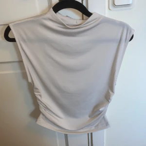 vit tröja - vit tröja med resor på sidorna