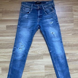 Replay Anbass - Tja! Säljer nu dessa schyssta Replay jeansen i modellen anbass🔥 Riktigt grymt skick ≈ 9/10 i storlek 30X32! Vid ytterligare frågor är det bara att höra av sig🙌🏽