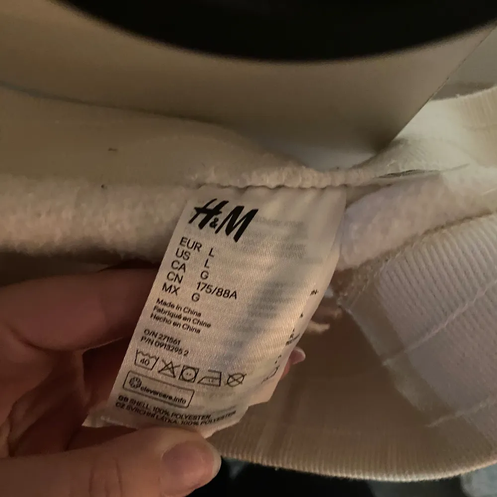 Säljer en supermysig vit fluffig tröja från H&M med ett stort tryck av Musse Pigg på framsidan. Tröjan har en lös passform och är perfekt för kalla dagar. Den är långärmad och har en ribbad kant vid halsen. Perfekt för att mysa i hemma eller för en avslappnad dag ute! Sen även ett par mysiga byxor till, något smink på kragen på tröjan, använt fåtal gånger. Hör gärna av er vid frågor eller fler bilder💕. Tröjor & Koftor.