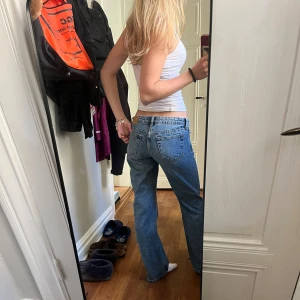 Lågmidjade jeans från Weekday - Dom här jeansen passar till allt. Säljer ett antal jeans för att få mer plats i garderoben. Jag är 1.76 lång. Dm mig för frågor💕