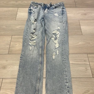 Jeans - Använda nån gång. Fint skick. Finns i Stockholm 🌸