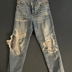 Jeans - Fina blå jeans. Köpt i H&M. Passar bra med allt. Knapt användt.