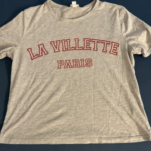 T-shirt - Fint t-shirt passar bra med allt. Köpt i H&M. Den är användt men i bra skick.