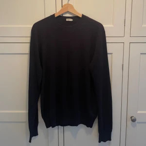 Filippa K mörkblå stickad kashmir ull tröja, storlek S - Snygg stilren mörkblå Filippa K stickad tröja i kashmir ull i mycket fint skick. Skriv vid frågor/funderingar! :) Fraktar samma dag köpet genomförs.   
