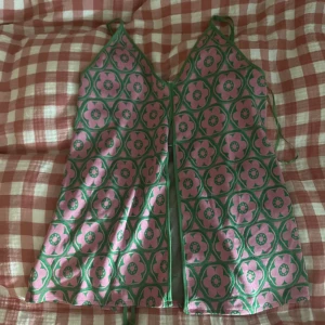 Topp från Zara - En rosa topp med gröna detaljer från Zara! Aldrig använt men köpt för några år sedan! Skriv för mer bilder 