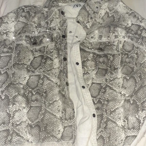 Orm mönstrad Jacka - En väldigt fin orm mönstrad jacka från zara, skriv om du har några frågor💕