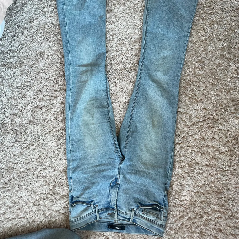 Super fina bootcut jeans med medelhög midja. Använt några gånger men är i bra skick!💕. Jeans & Byxor.