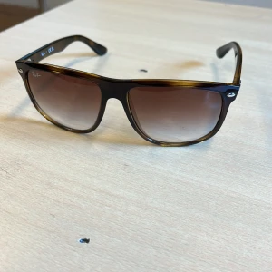 Ray ban boyfriend - Bra skick 9/10 bara en jätte liten repa som knappt syns och ena bågen är lite sne men det syns inte häller. Dom passar bra till alla olika outfits och är sköna och ha på sig. Säljer de eftersom jag måste ha pengar men byten accepteras👍