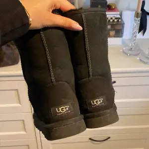 Svarta höga uggs, oanvända, storlek 38 men passar mig som är -39💖