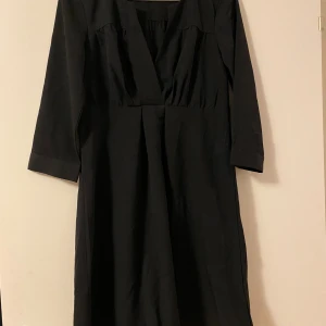 Gravid Klänning strl 36 - Fint skick. Klänningen har hällor för skärp (skärp ingår ej), se sista bilden. Jag använde denna under min graviditet. 
