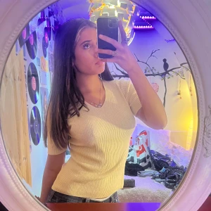 Gul ribbad topp från Small Talk - Superfin gul/beige ribbad topp från Small Talk. Den är kortärmad och är v-ringad! Skriv för fler frågor!🩷Pris kan alltid diskuteras🥰