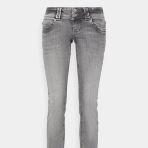 Pepe jeans  - Snygga jeans som tyvärr inte kommer till användning längre, jag är 173 ungefär och dom är långa på mig. 29/34 på storlek💖💓