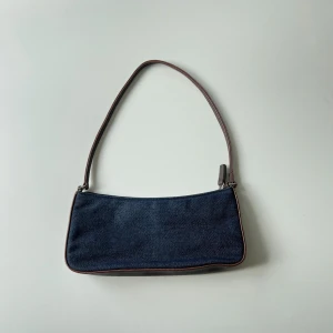 Handväska - Handväska i jeanstyg, 100% bomull. Bredd: 26 cm. Djup: 4 cm. Höjd: 11,5 💘