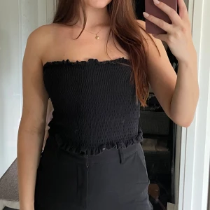 Bandeautopp - Från H&M. Lappar är avklippta men skulle säga strl XS. Stretchig!