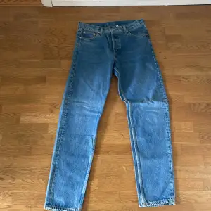 Säljer mina Barrel Relaxed Tapered Jeans då passformen passade inte mig. Köpte jeansen förra sommaren och har inte använt den än! Storlek 29/34