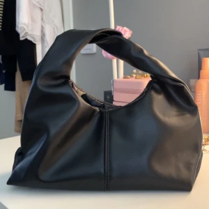 Liten väska - Säljer denna svarta väskan❤️