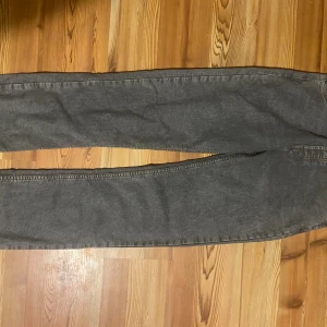 Monten jeans - Riktigt fräscha jeans nypris lite över 1000 mitt pris 300 storlek 30/34 men passar även allt från 30/32