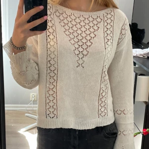 Stickad tröja - Säljer denna mysiga tröja då den inte används längre. Passar bäst med en vit tröja under. Storlek står inte på plagget men antar att den är S-M.