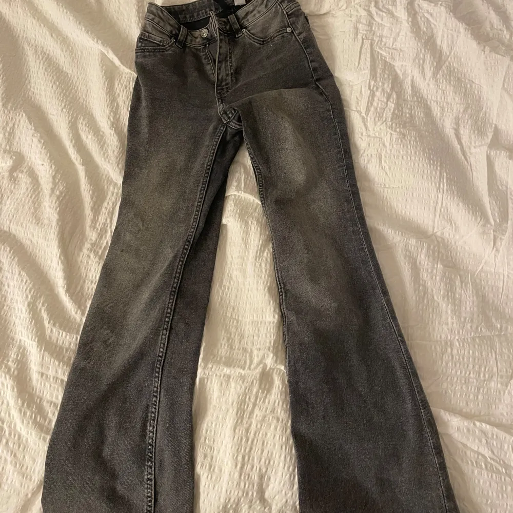 Säljer ett par bootcut jeans i grå/ svart urtvättad färg. Storleken är 32 men skulle nog säga att det kan passa 34 oxå (möjligen 36, minns inte vad jag hade när jag fick på mig dom). Liten tråd i benet som syns. Skriv vid fler funderingar. Jeans & Byxor.