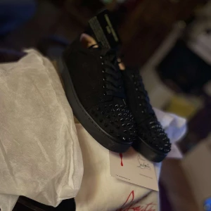 Christian Louboutin skor - Storlek:41. Helt nya. Fick dom av min kusin i Frankrike men de är inte min storlek därför säljer jag dom. Skriv privat om ni vill ha fler bilder. 100% äkta. Röd sula. Kan gå ner i pris vid snabb affär