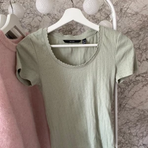Stickad T-shirt  - Super gullig stickad T-shirt i en fin grön färg. Från vero Moda 