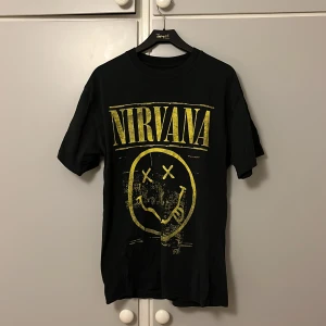 Nirvana tshirt - Nirvana T-shirt  Storlek xs men sitter som S! Bra skick