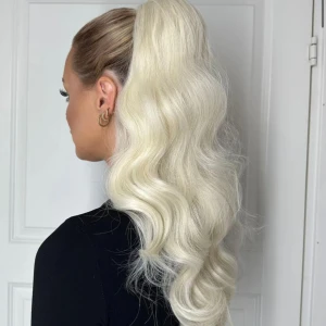 Ponytail löshår - Ponytail löshår ifrån tizwehair  Modellen ”KELLY” lockigt 70 cm Endast testat Nypris 514kr