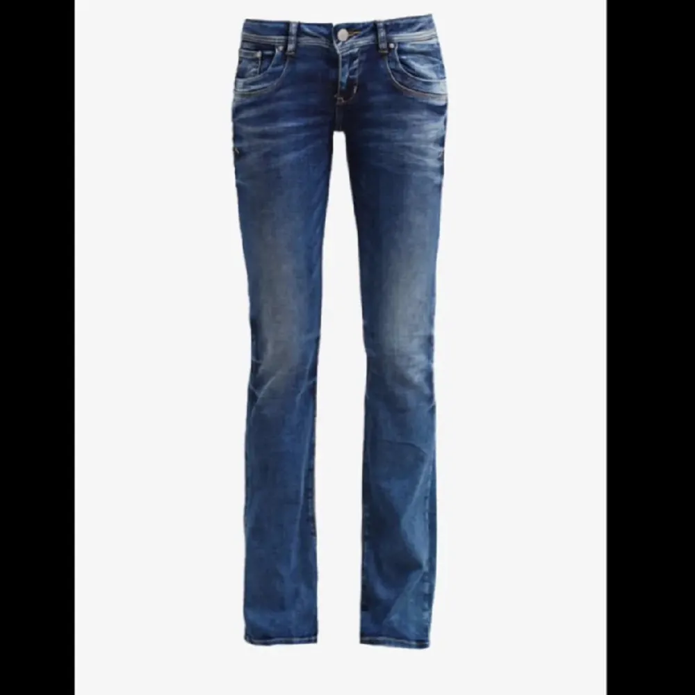 Fina lågmidjade bootcut jeans i storlek W24 L34. Slutsålda. Jag brukar bära storlek S/36 och är 166cm. Dom är stretchiga🫶 Pris kan diskuteras!. Jeans & Byxor.