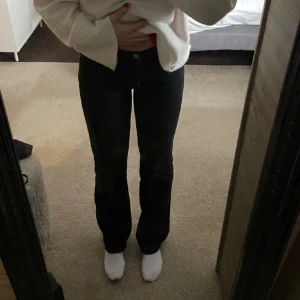 Lågmidjade jeans - Ett par svarta lågmidjade jeans frn bik bok. Mycket bra skick och knappt använda. Orgnialspris är 699 kr😊