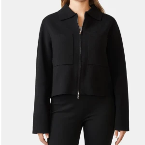 Svart Åhléns kofta  - Svart kofta från åhlens, knappt använd. Köpt för 599. Bara att höra av sig vid frågor!💓 Pris kan diskuteras vid snabb affär!