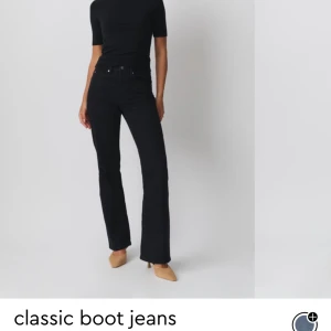 SÖKER Gina Tricot jeans  - SÖKER!!! ”Classic boot jeans” från Gina Tricot, i svart och blå. I storlek 36. Hör av dig om du vill sälja!! 