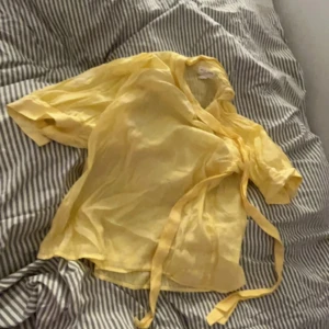 Gul blus  - Gullig blus ✨💛