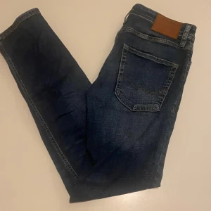 Jack and Jones jeans - Säljer nu dessa feta Jack and Jones Clark jeans🌊☀️ jeansen är i fint skick. Hör av er vid frågor eller funderingar. 
