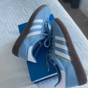 Adidas spezial - Säljer mina adidas spezial pga lite för stora. Använda fåtal gånger.