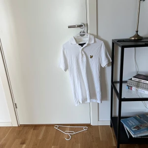Vit pikétröja från Lyle & Scott - Säljer en klassisk vit pikétröja från Lyle & Scott. Säljer den då jag aldrig använder den. Den har knappt blivit använd så den är i väldigt bra skick. nypris 750kr.