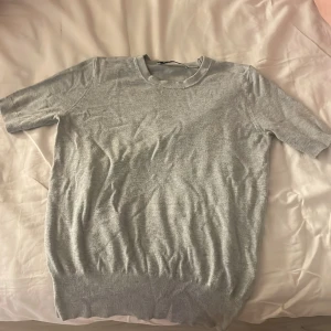 Grå stickad tröja - Grå stickad tshirt från zara, använd fåtal gånger säljs för den inte används💕