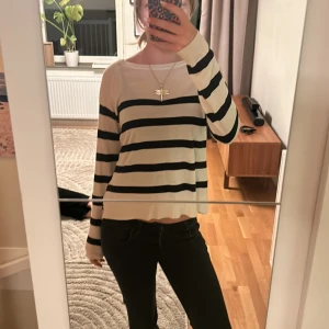 Randig tröja - randig tröja från zara💓💓 ”stickat” o ”lent” material❤️ Nästan som ny!
