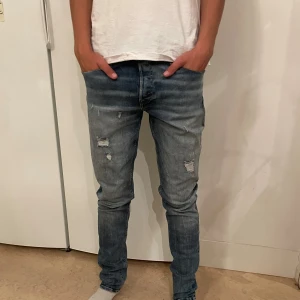 Jack and Jones jeans  - Säljer nu dessa feta Jack and Jones slim Glenn jeans🌊☀️jeansen är i fint skick. Hör av er vid frågor eller funderingar.