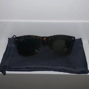 Solglasögon från Ray-Ban - Säljer ett par snygga solglasögon från Ray-Ban. Glasen är mörka och ger ett bra skydd mot solen. Perfekta för både vardag och fest!