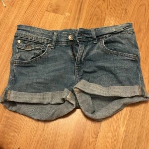 Lågmidjade Jeansshorts  -  Säljer ett par super snygga jeans shorts från H&M med trendiga fickor baktill 💓