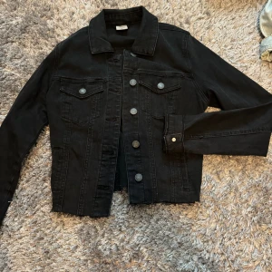 Jeans jacka  - En jätte fina svart jeans jacka från vera Moda som tyvärr är för liten för mig