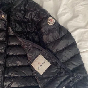 moncler jacka  - säljer min moncler jacka pga för liten. den är i bra skick. inget hål eller nåt som är trasigt med jackan.    storlek 10 (anni 140 cm. dam storlek) köpt på code.moncler.com 